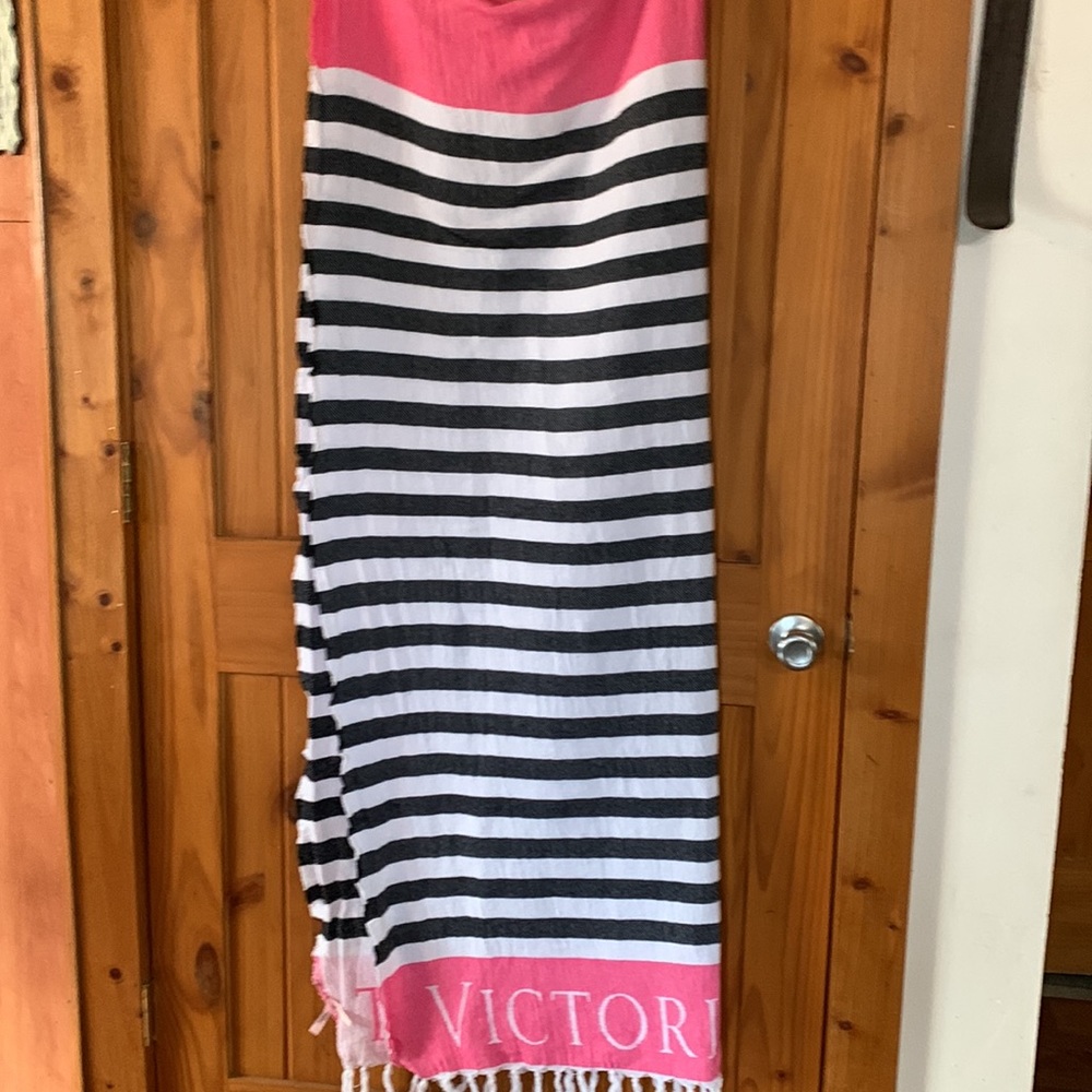 Victoria Secret blanket - Picture 2 of 6
